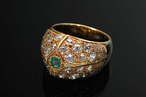 Reich besetzter Gelbgold 750 Ring mit Diamanten im Brillant-, Alt- und Achtkantschliff (zus. ca. 1.72ct/SI-P2/W-CR) sowie Smaragd (ca. 0.10ct), 14,8g, Gr. 55 - photo 2
