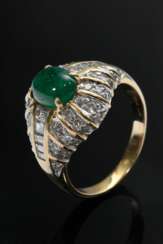 Eleganter Gelbgold 750 Ring mit Smaragdcabochon und Diamanten im Brillant- und Baguetteschliff (zus. ca. 1.80ct/SI-P1/W-TCR), 8g, Gr. 63, Smaragd mit groben Tragespuren