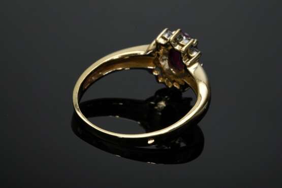 Feiner Gelbgold 585 Entourage Ring mit facettiertem synthetischem Rubin in Brillant Lunette (zus. ca. 0.24ct/SI/W), 3,1g, Gr. 56 - photo 4