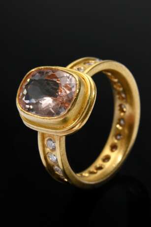 Handgefertigter Gelbgold 916 Ring mit Morganit (ca. 2.5ct) und Brillanten auf der Ringschiene (zus. ca. 0.74ct/VSI-P2/W-TCR), MZ: Mutabor (Frank Kutzick, Hbg.), 9,4g, Gr. 57 - Foto 1