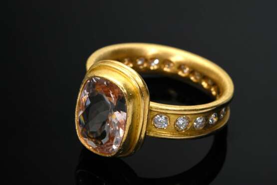 Handgefertigter Gelbgold 916 Ring mit Morganit (ca. 2.5ct) und Brillanten auf der Ringschiene (zus. ca. 0.74ct/VSI-P2/W-TCR), MZ: Mutabor (Frank Kutzick, Hbg.), 9,4g, Gr. 57 - фото 2