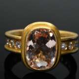 Handgefertigter Gelbgold 916 Ring mit Morganit (ca. 2.5ct) und Brillanten auf der Ringschiene (zus. ca. 0.74ct/VSI-P2/W-TCR), MZ: Mutabor (Frank Kutzick, Hbg.), 9,4g, Gr. 57 - photo 3