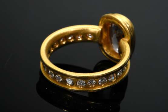 Handgefertigter Gelbgold 916 Ring mit Morganit (ca. 2.5ct) und Brillanten auf der Ringschiene (zus. ca. 0.74ct/VSI-P2/W-TCR), MZ: Mutabor (Frank Kutzick, Hbg.), 9,4g, Gr. 57 - фото 4