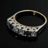 Schmaler Weißgold 585 Ring mit Altschliffdiamanten (zus. ca. 0.44ct/P1/TCR) und Saphiren (zus. ca. 0.20ct), 3,3g, Gr. 56, Tragespuren, 1 Diamant def. - photo 2