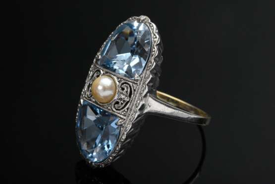 Ring in Art Deco Façon aus ovalem Silber 835 Ringkopf mit 2 blauen Topasen und mittig gefasster Zuchtperle an neu angesetzter Gelbgold 333 Schiene, 6,5g, Gr. 57, 1 Topas an der Kalette angestoßen - photo 1