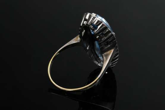 Ring in Art Deco Façon aus ovalem Silber 835 Ringkopf mit 2 blauen Topasen und mittig gefasster Zuchtperle an neu angesetzter Gelbgold 333 Schiene, 6,5g, Gr. 57, 1 Topas an der Kalette angestoßen - фото 3