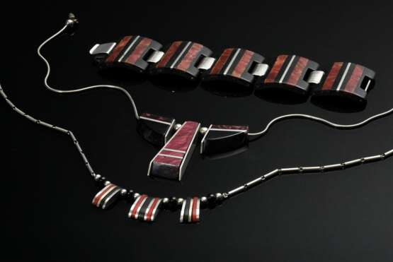 3 Diverse Teile Art Deco Galalith Schmuck mit Nickel- und Chromelementen: 1 rot-schwarzes Armband (48g, 18x3,3cm), 1 Kette (27,2g, L. 43,5cm) und 1 Kette (14,5g, L. 43,5cm), wohl Bengel, Idar Oberstein, Alters-, Trage- und Klebespuren - Foto 1