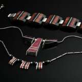 3 Diverse Teile Art Deco Galalith Schmuck mit Nickel- und Chromelementen: 1 rot-schwarzes Armband (48g, 18x3,3cm), 1 Kette (27,2g, L. 43,5cm) und 1 Kette (14,5g, L. 43,5cm), wohl Bengel, Idar Oberstein, Alters-, Trage- und Klebespuren - фото 1