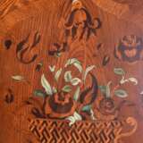 Barock Schreibschrank mit floralen Intarsien aus gefärbtem Elfenbein und Ebenholz "Blumenvasen, Tulpen und Papageien" auf geradem Korpus mit gekröpftem Giebel, doppeltüriger Unterbau mit Einlegeboden und 2 Schüben innen, schräge beidseitig dekorierte Sch - photo 4