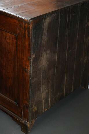 George III Kommode in gerader Façon mit 5 Schüben und kassettierten Seiten, Eiche mit schöner Gebrauchspatina, England um 1800, 99x94,5x54cm, Platte gerissen, Altersspuren - Foto 6