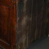 George III Kommode in gerader Façon mit 5 Schüben und kassettierten Seiten, Eiche mit schöner Gebrauchspatina, England um 1800, 99x94,5x54cm, Platte gerissen, Altersspuren - Foto 6