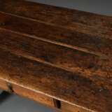 George I Eichen Tisch mit Schub in der Zarge und gedrechselten Beinen mit Stegverbindung, England 18.Jh., schöne Patina, 66x118x74cm - фото 2