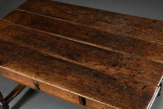 George I Eichen Tisch mit Schub in der Zarge und gedrechselten Beinen mit Stegverbindung, England 18.Jh., schöne Patina, 66x118x74cm - Foto 2