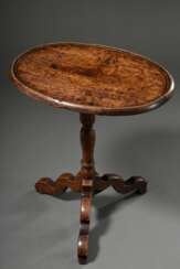 Ovaler Eichen Snaptop Tisch in rustikaler Façon, England 18./19.Jh., 68/99x61x45cm, schöne Alterspatina, Riss in der Platte