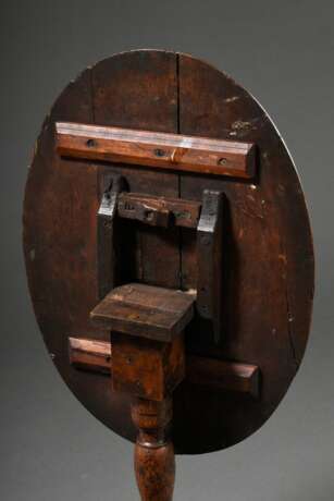 Ovaler Eichen Snaptop Tisch in rustikaler Façon, England 18./19.Jh., 68/99x61x45cm, schöne Alterspatina, Riss in der Platte - Foto 4
