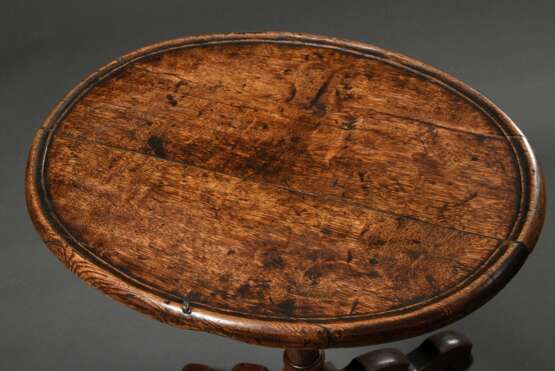 Ovaler Eichen Snaptop Tisch in rustikaler Façon, England 18./19.Jh., 68/99x61x45cm, schöne Alterspatina, Riss in der Platte - photo 5