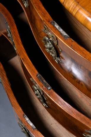 Kleinformatige dreischübige Kommode mit seitlichen Geheimfächern und Original Beschlägen "Exotische Figuren" auf Nussbaum furniertem Korpus, wohl Holland um 1780, 79,5x95,5x48,5cm, Gebrauchsspuren - photo 6