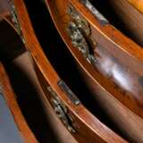 Kleinformatige dreischübige Kommode mit seitlichen Geheimfächern und Original Beschlägen "Exotische Figuren" auf Nussbaum furniertem Korpus, wohl Holland um 1780, 79,5x95,5x48,5cm, Gebrauchsspuren - photo 6