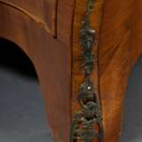 Kleinformatige dreischübige Kommode mit seitlichen Geheimfächern und Original Beschlägen "Exotische Figuren" auf Nussbaum furniertem Korpus, wohl Holland um 1780, 79,5x95,5x48,5cm, Gebrauchsspuren - фото 10