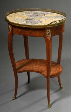 Ovaler Table tricoteuse im Louis XVI Stil mit Obstholz Marketterie, weißer Marmorplatte, umlaufender Messinggalerie und -beschlägen, 19.Jh., 72x49,5x37cm, diverse Furnierdefekte - Foto 1