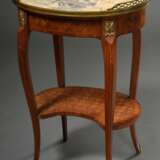 Ovaler Table tricoteuse im Louis XVI Stil mit Obstholz Marketterie, weißer Marmorplatte, umlaufender Messinggalerie und -beschlägen, 19.Jh., 72x49,5x37cm, diverse Furnierdefekte - photo 1