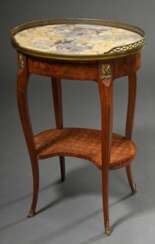 Ovaler Table tricoteuse im Louis XVI Stil mit Obstholz Marketterie, weißer Marmorplatte, umlaufender Messinggalerie und -beschlägen, 19.Jh., 72x49,5x37cm, diverse Furnierdefekte