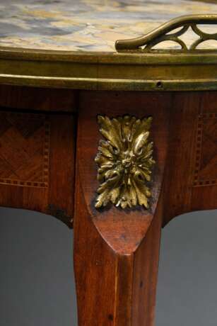 Ovaler Table tricoteuse im Louis XVI Stil mit Obstholz Marketterie, weißer Marmorplatte, umlaufender Messinggalerie und -beschlägen, 19.Jh., 72x49,5x37cm, diverse Furnierdefekte - фото 3