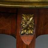 Ovaler Table tricoteuse im Louis XVI Stil mit Obstholz Marketterie, weißer Marmorplatte, umlaufender Messinggalerie und -beschlägen, 19.Jh., 72x49,5x37cm, diverse Furnierdefekte - photo 3