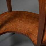 Ovaler Table tricoteuse im Louis XVI Stil mit Obstholz Marketterie, weißer Marmorplatte, umlaufender Messinggalerie und -beschlägen, 19.Jh., 72x49,5x37cm, diverse Furnierdefekte - Foto 4