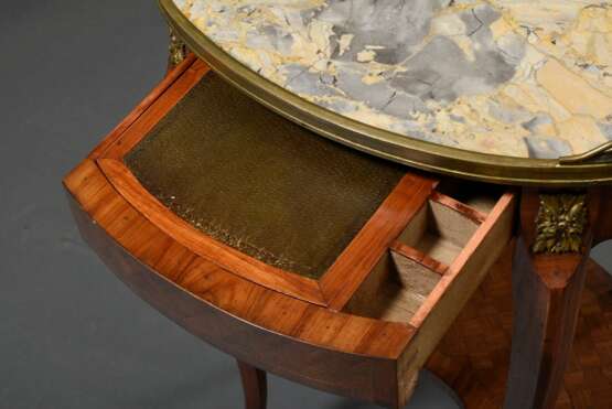 Ovaler Table tricoteuse im Louis XVI Stil mit Obstholz Marketterie, weißer Marmorplatte, umlaufender Messinggalerie und -beschlägen, 19.Jh., 72x49,5x37cm, diverse Furnierdefekte - фото 5