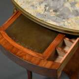 Ovaler Table tricoteuse im Louis XVI Stil mit Obstholz Marketterie, weißer Marmorplatte, umlaufender Messinggalerie und -beschlägen, 19.Jh., 72x49,5x37cm, diverse Furnierdefekte - Foto 5