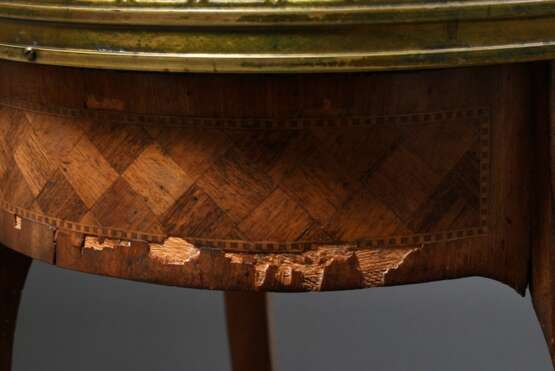 Ovaler Table tricoteuse im Louis XVI Stil mit Obstholz Marketterie, weißer Marmorplatte, umlaufender Messinggalerie und -beschlägen, 19.Jh., 72x49,5x37cm, diverse Furnierdefekte - Foto 6