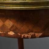 Ovaler Table tricoteuse im Louis XVI Stil mit Obstholz Marketterie, weißer Marmorplatte, umlaufender Messinggalerie und -beschlägen, 19.Jh., 72x49,5x37cm, diverse Furnierdefekte - photo 6