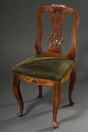 Barocker Stuhl mit geschwungenen Beinen, beschnitztem Gestell "Blumen" und "Knoten" im Rückenbrett, grünes Kordpolster, 2. Hälfte 18.Jh., H. 45/94cm - Foto 1