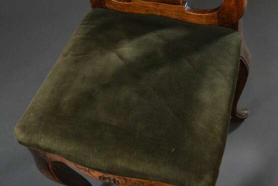 Barocker Stuhl mit geschwungenen Beinen, beschnitztem Gestell "Blumen" und "Knoten" im Rückenbrett, grünes Kordpolster, 2. Hälfte 18.Jh., H. 45/94cm - Foto 2