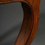 Barocker Stuhl mit geschwungenen Beinen, beschnitztem Gestell "Blumen" und "Knoten" im Rückenbrett, grünes Kordpolster, 2. Hälfte 18.Jh., H. 45/94cm - фото 5