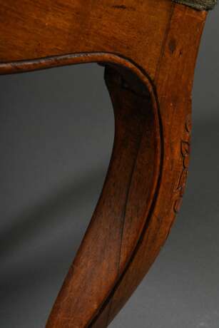 Barocker Stuhl mit geschwungenen Beinen, beschnitztem Gestell "Blumen" und "Knoten" im Rückenbrett, grünes Kordpolster, 2. Hälfte 18.Jh., H. 45/94cm - photo 5