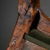 Barocker Stuhl mit geschwungenen Beinen, beschnitztem Gestell "Blumen" und "Knoten" im Rückenbrett, grünes Kordpolster, 2. Hälfte 18.Jh., H. 45/94cm - Foto 6