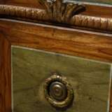 Gustavianische Kommode auf Spitzbeinen mit hellgrauer Steinplatte und Original Beschlägen, Weichholz farbig in Holz Trompe l'oeil gefasst, Schweden um 1780, 84,5x89x47cm, schöne Patina - Foto 6