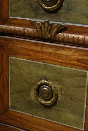 Gustavianische Kommode auf Spitzbeinen mit hellgrauer Steinplatte und Original Beschlägen, Weichholz farbig in Holz Trompe l'oeil gefasst, Schweden um 1780, 84,5x89x47cm, schöne Patina - photo 6
