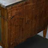 Gustavianische Kommode auf Spitzbeinen mit hellgrauer Steinplatte und Original Beschlägen, Weichholz farbig in Holz Trompe l'oeil gefasst, Schweden um 1780, 84,5x89x47cm, schöne Patina - Foto 11