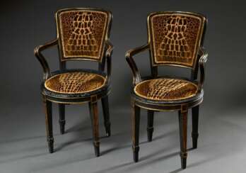 Paar zierliche Armlehnsessel im Louis XVI Stil mit runden Sitzflächen und Trapezförmigen Lehnen, exquisiter venezianischer Seidensamt Bezug in Kroko-Optik, schwarz-gold gefasst, H. 46/90cm
