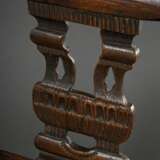 Bäuerlicher Brettstuhl mit geschwungener Lehne und geschnitzten Rückenbrettern, Nadelholz dunkel gebeizt, Süddeutsch um 1800, H. 47/82,5cm, Gebrauchsspuren - фото 2