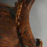 Bäuerlicher Brettstuhl mit geschwungener Lehne und geschnitzten Rückenbrettern, Nadelholz dunkel gebeizt, Süddeutsch um 1800, H. 47/82,5cm, Gebrauchsspuren - photo 3