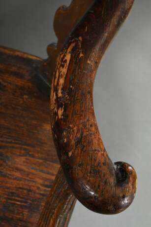 Bäuerlicher Brettstuhl mit geschwungener Lehne und geschnitzten Rückenbrettern, Nadelholz dunkel gebeizt, Süddeutsch um 1800, H. 47/82,5cm, Gebrauchsspuren - Foto 3