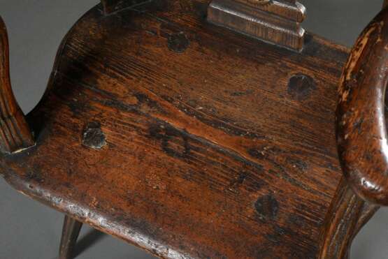 Bäuerlicher Brettstuhl mit geschwungener Lehne und geschnitzten Rückenbrettern, Nadelholz dunkel gebeizt, Süddeutsch um 1800, H. 47/82,5cm, Gebrauchsspuren - photo 4