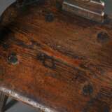 Bäuerlicher Brettstuhl mit geschwungener Lehne und geschnitzten Rückenbrettern, Nadelholz dunkel gebeizt, Süddeutsch um 1800, H. 47/82,5cm, Gebrauchsspuren - фото 4