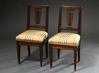 Paar schlichte Klassizismus Stühle in dunkel gebeiztem Holz mit Rosetten- und Gitterschnitzerei im Rücken, H. 48/86,5cm, Polster fleckig