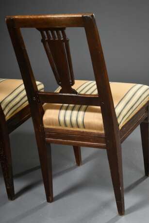 Paar schlichte Klassizismus Stühle in dunkel gebeiztem Holz mit Rosetten- und Gitterschnitzerei im Rücken, H. 48/86,5cm, Polster fleckig - photo 3