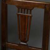 Paar schlichte Klassizismus Stühle in dunkel gebeiztem Holz mit Rosetten- und Gitterschnitzerei im Rücken, H. 48/86,5cm, Polster fleckig - photo 5
